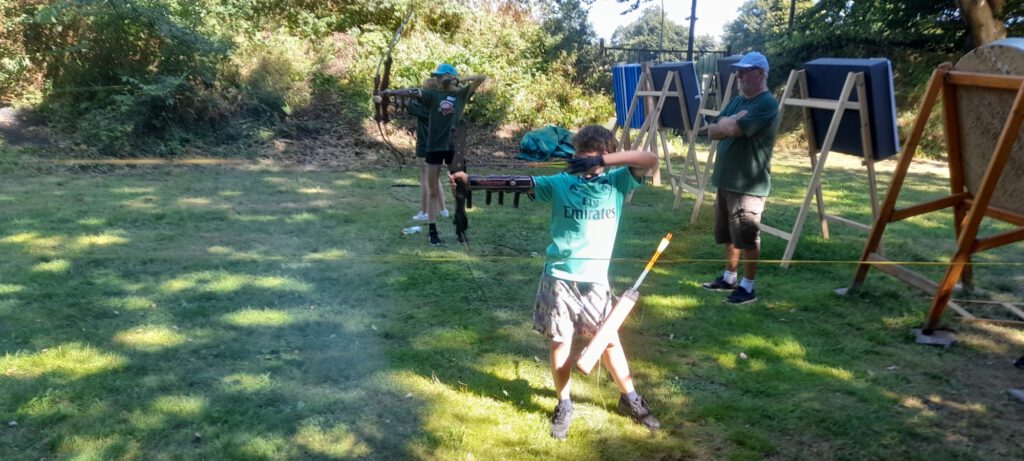 Bogenschießen beim SportCamp unter Aufsicht